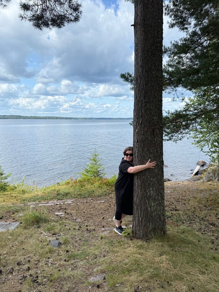 Satu halaa mäntyä järven rannalla
